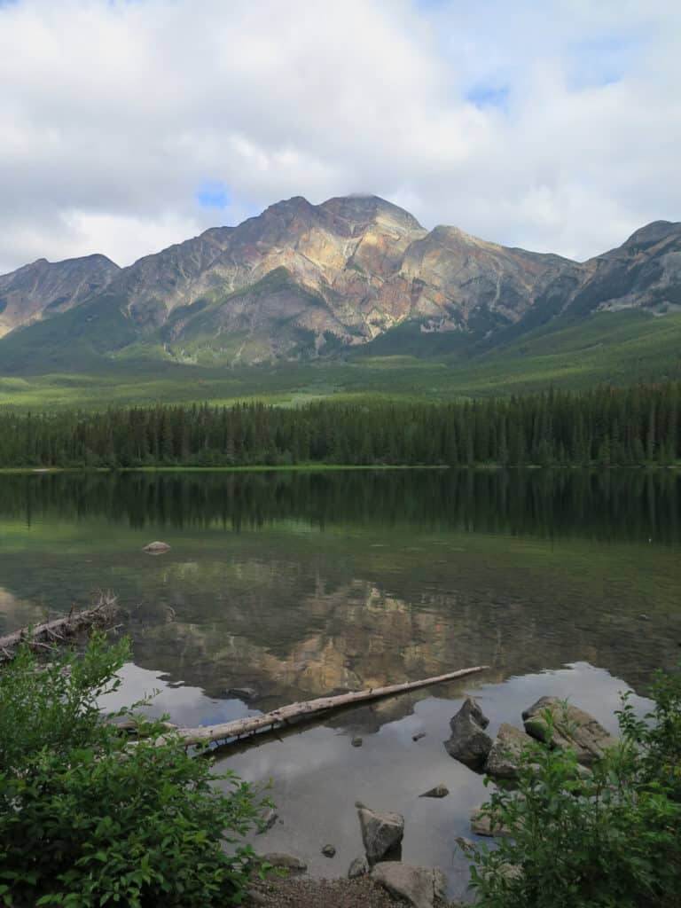 Pyramid Lake mit Berg