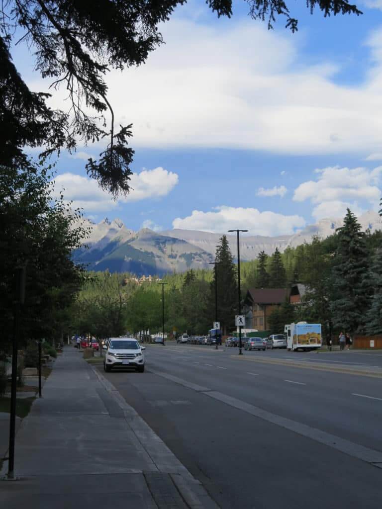 Banff Straße mit Berge im Hintergrund