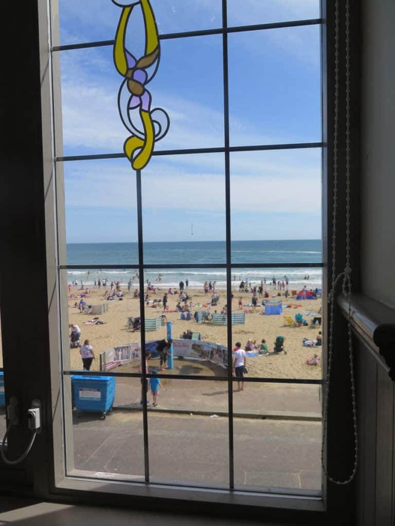 Blick durch ein Fenster auf dem Strand in Bournemouth