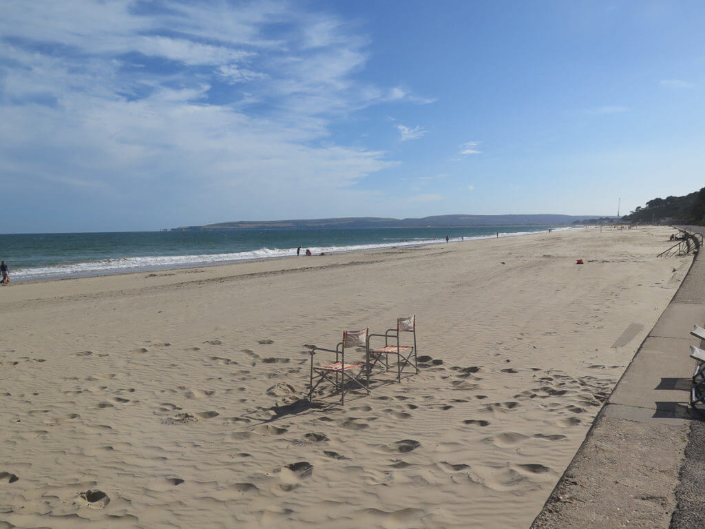 Sandstrand und 2 Klappstühle am Meer in Bournemouth