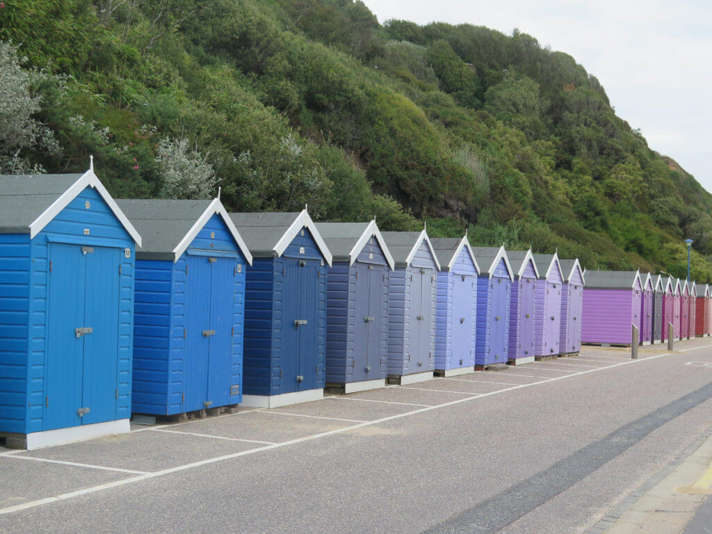 Strandhäuschen in Bournemouth von blau bis Pink