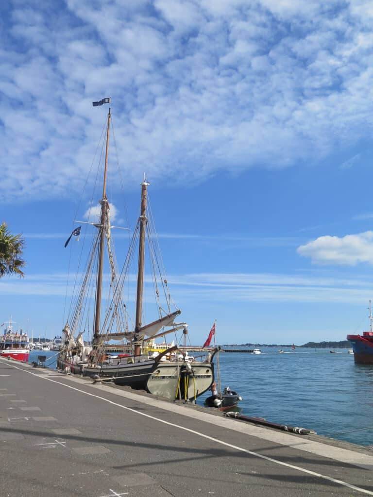Ein Schiff im Hafen von Poole mit blauem Himmel