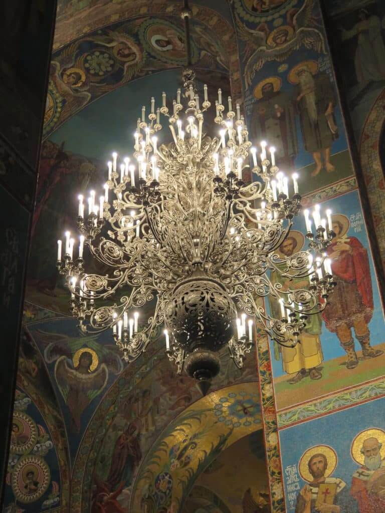Kronleuchter in der Erlöserkirche in St. Petersburg