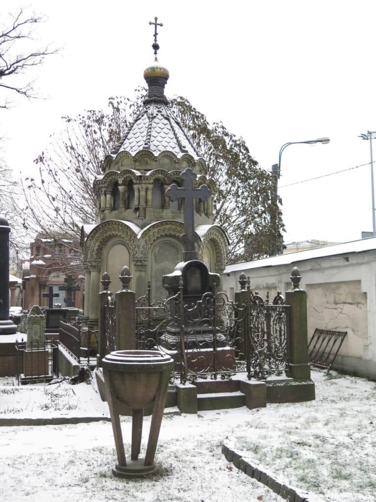 Friedhof Alexander Nevski Kloster in St. Petersburg im Schnee