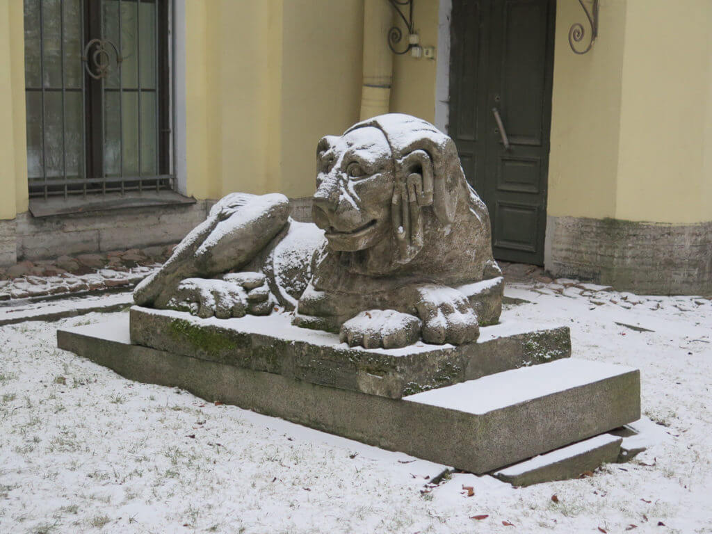 Löwenskulptur auf dem Friedhof Alexander Nevski Kloster in St. Petersburg