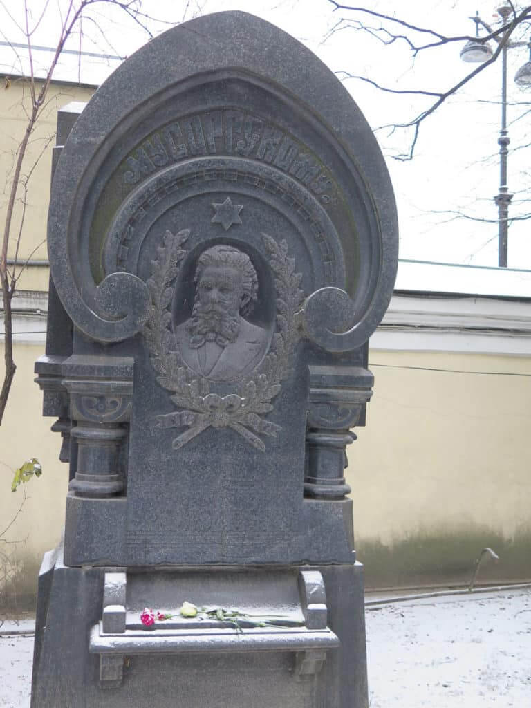 Grab von Mussorgski auf dem Friedhof Alexander Nevski Kloster in St. Petersburg