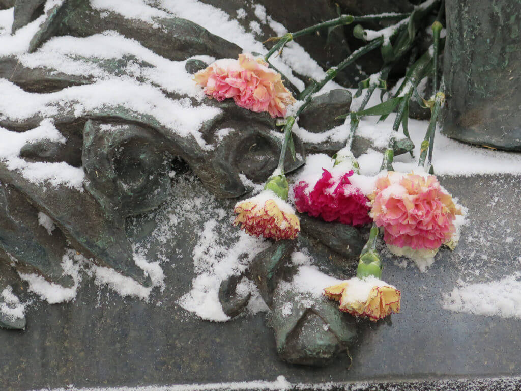 Blumen im Schnee auf dem Friedhof Alexander Nevski Kloster in St. Petersburg
