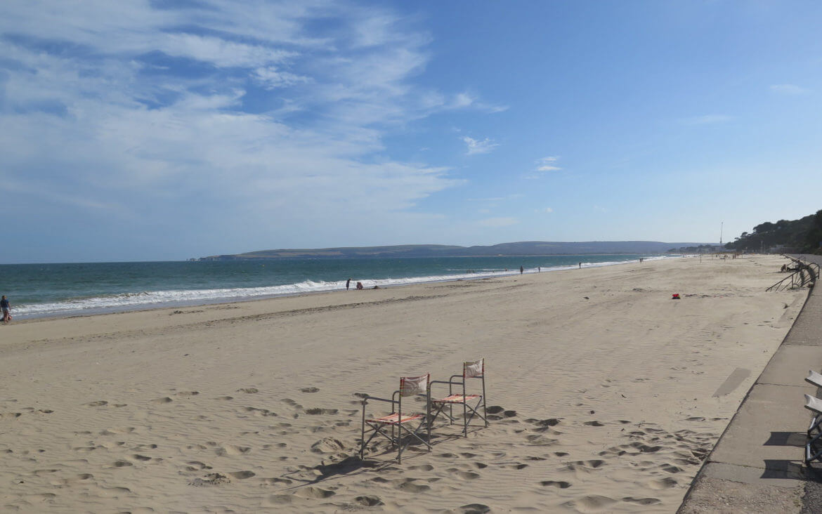 Bournemouth mit Retro Strandgefühl und leckerem Essen Sandstrand Bournemouth mit zwei Klappstühlen