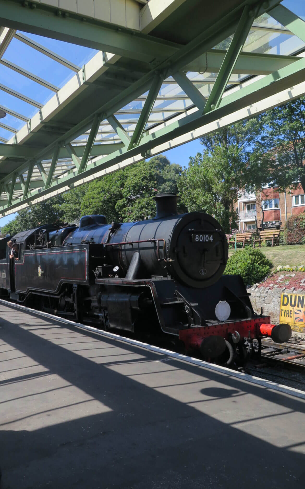 Corfe Castle für Enid Blyton Fans und viel grün in Compton Acres schwarzer Dampfzug zwischen Swanage und Corfe Castle am Bahnhof in Swanage