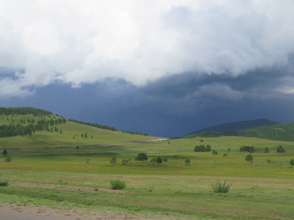Mongolei grüne Bergen mit tief hängende Wolken