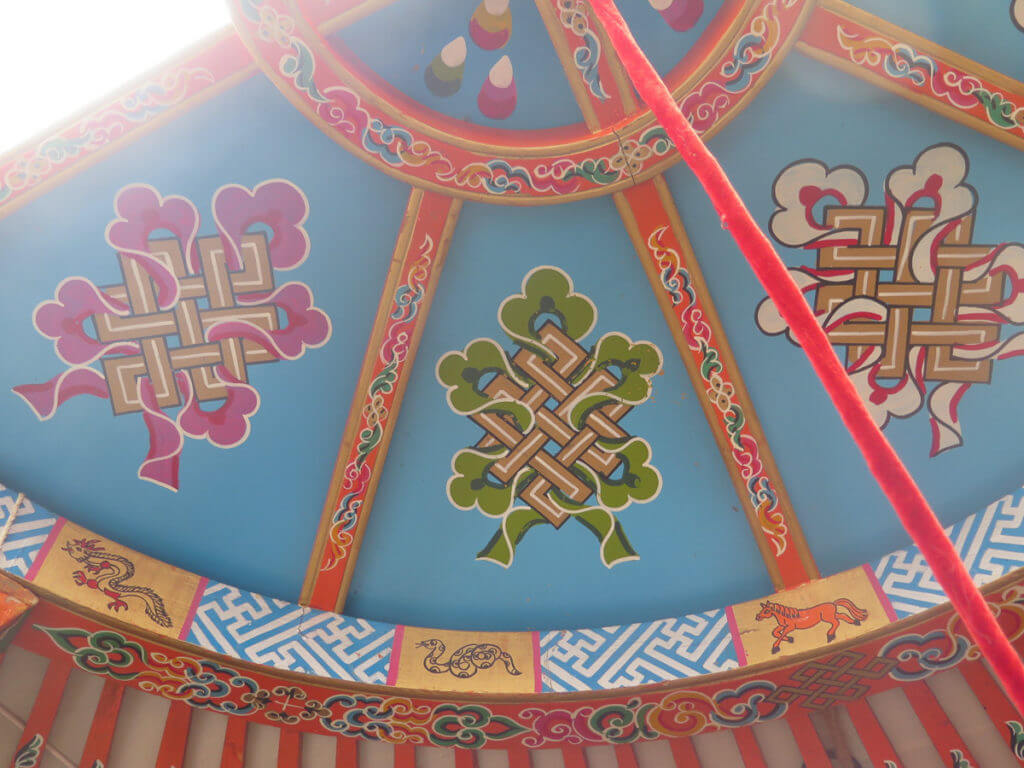 Schön bemalte Decke von eine Jurte in der Mongolei