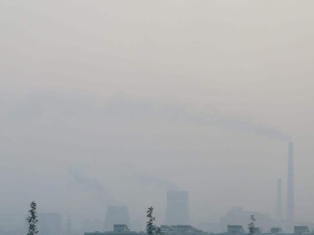 Fabriken im Nebel in Ulaanbaatar durch Waldbrände in Siberien