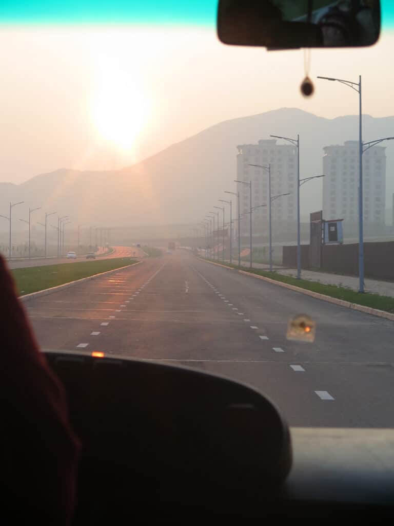 Sonnenaugang vom Bus aus auf der Straße nach Ulaanbatar mit Nebel durch Waldbrände