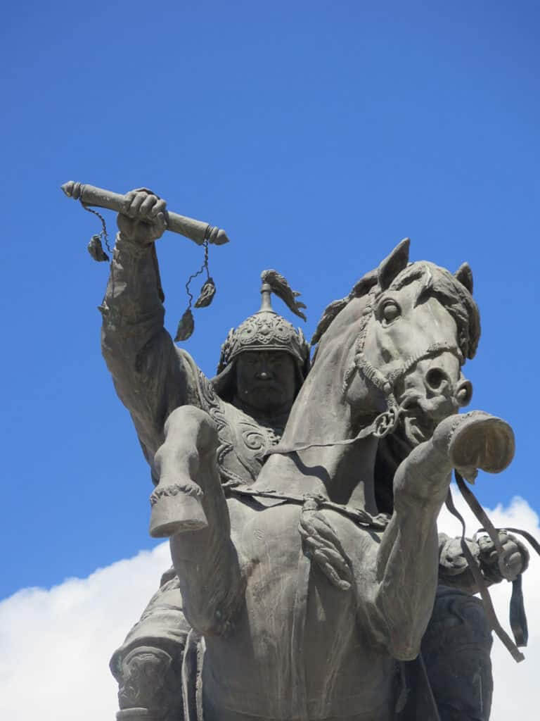 Pferd mit Reiterstatue in Murun Mongolei