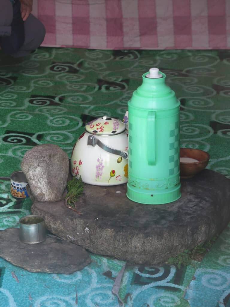 Mongolische Thermosflasche in eine Jurte