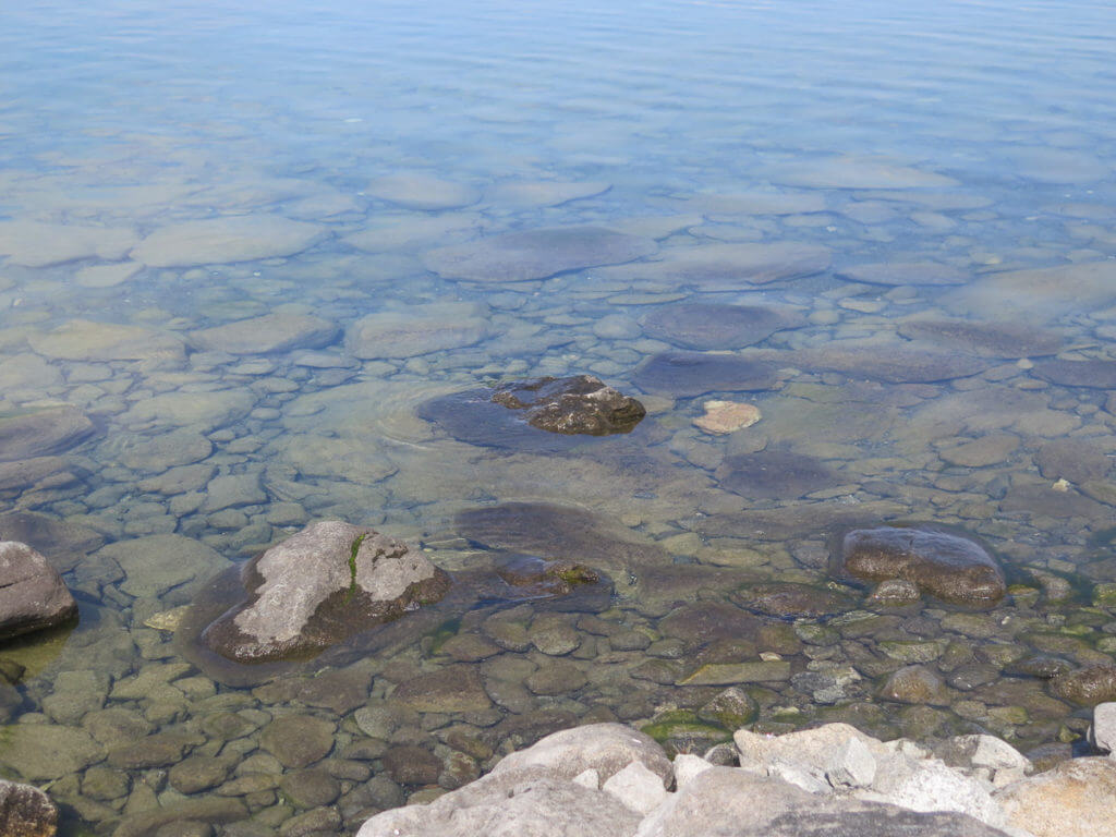 Steine im Wasser vom kristallklaren Chuwsgulsee