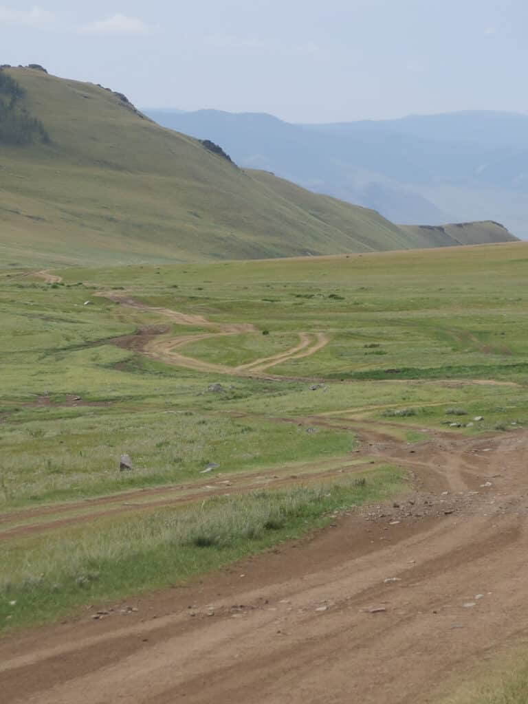 Wege in Berglandschaft in der Mongolei