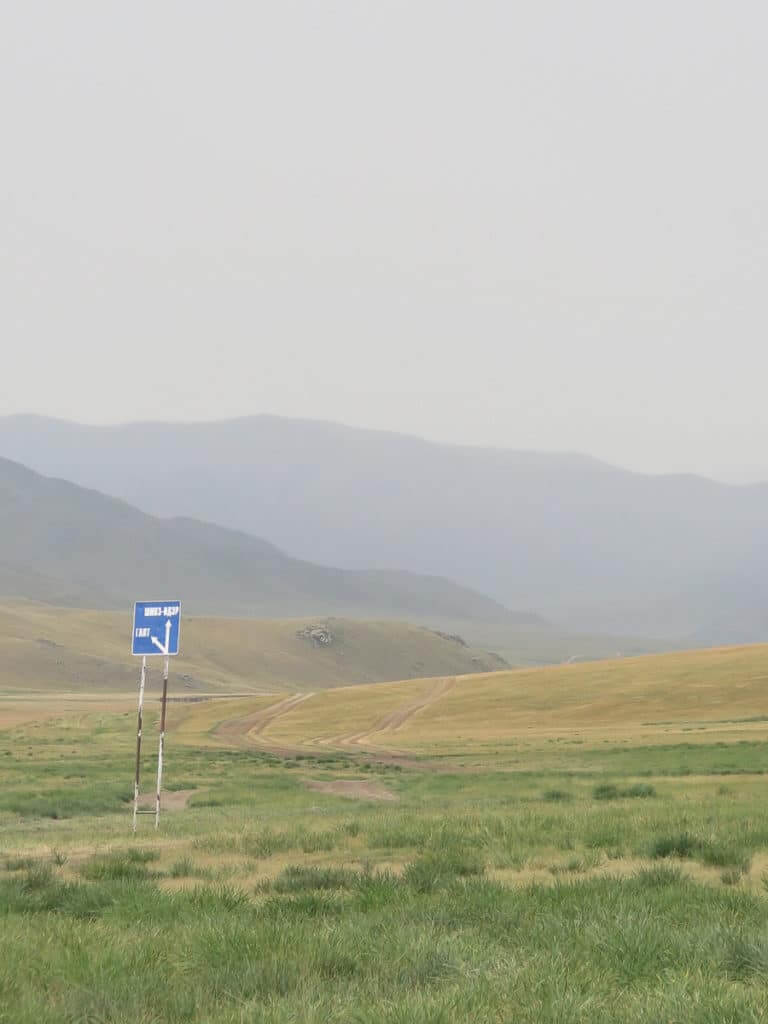 Wege und ein Schild in der Mongolei
