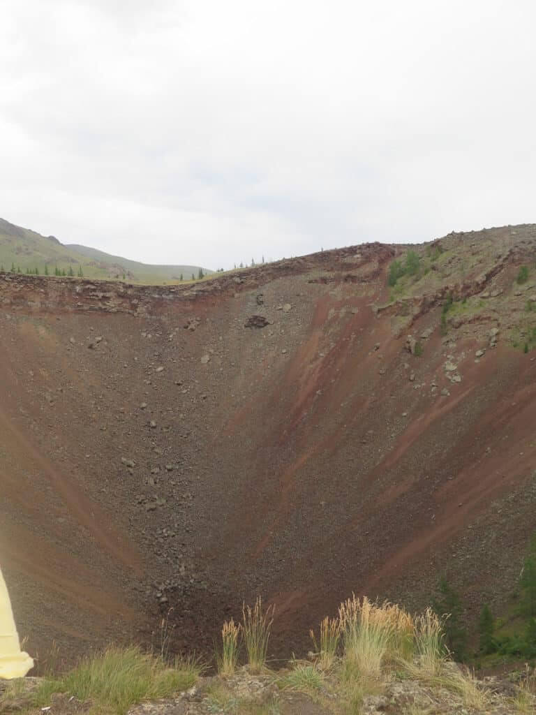 Krater vom Vulkan Khorgo, roter Stein