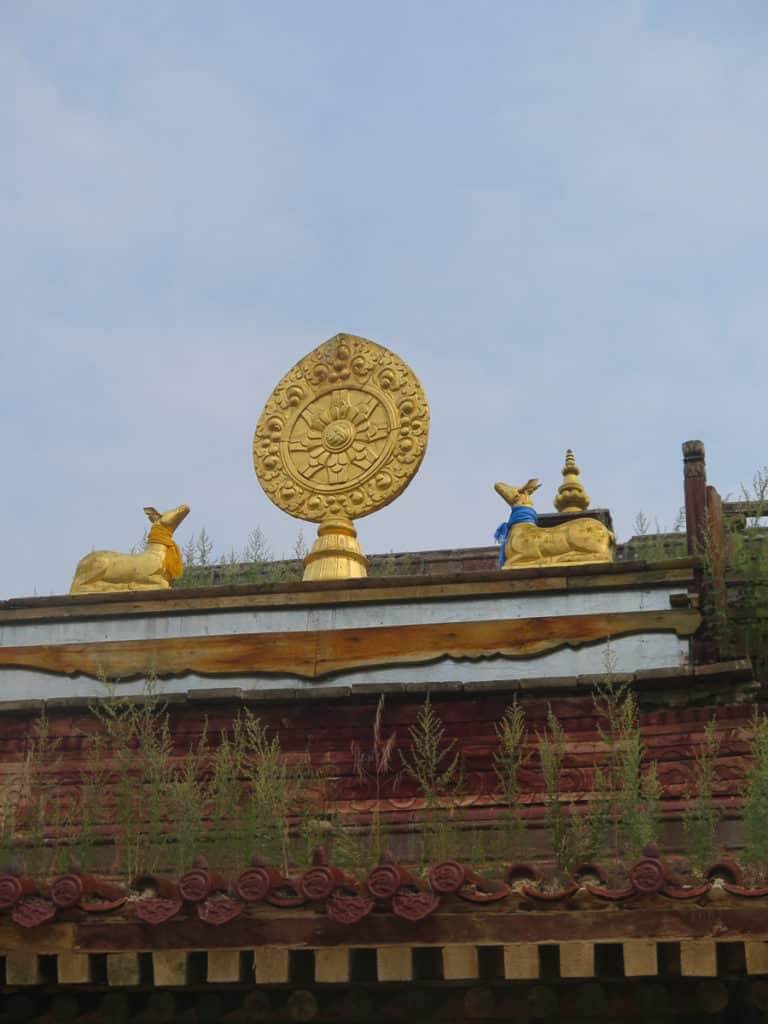 Goldene Figuren auf dem Dach von Kloster Amarbayasgalant