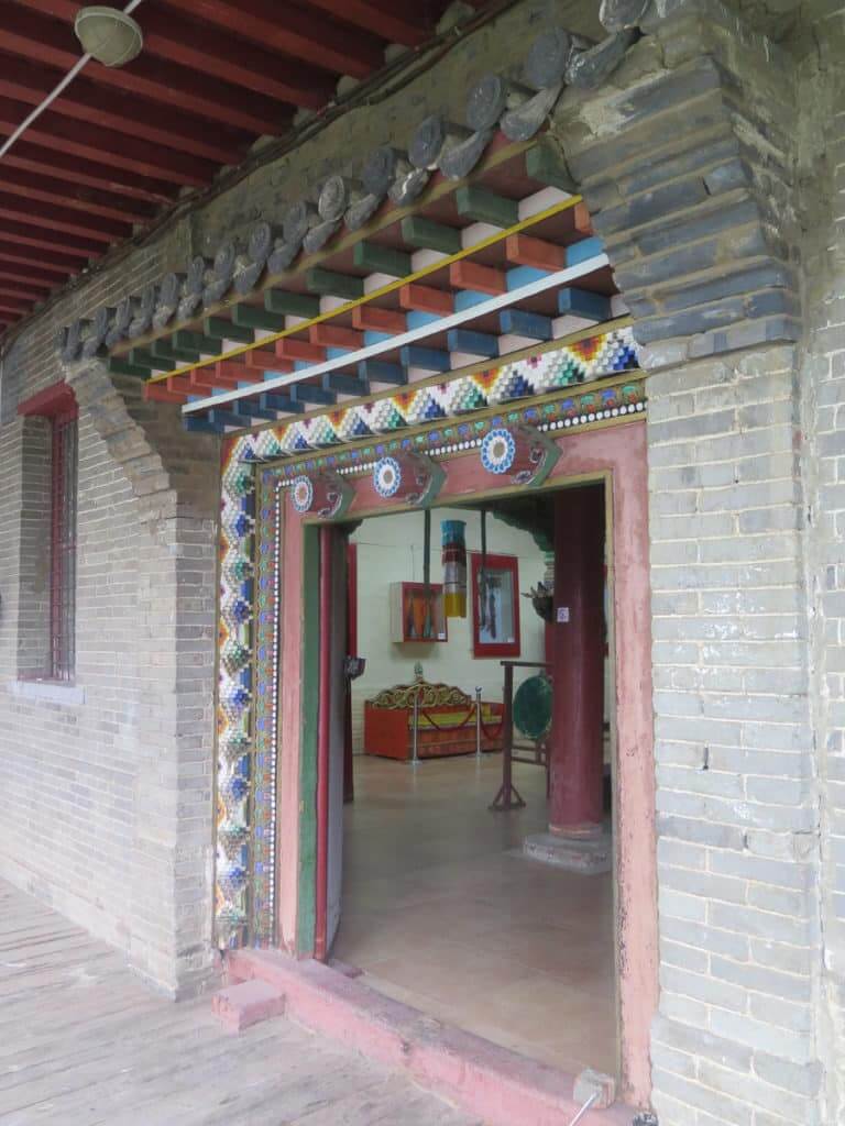 Verzierter Eingang im Aimag Museum Tsetserleg