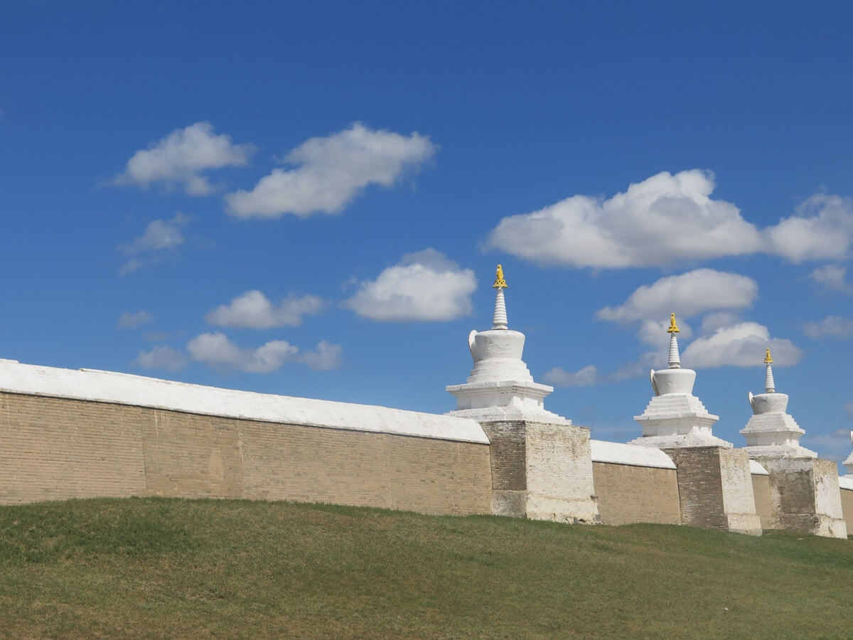 Stupamauer Kloster Erdene Zuu, blauer Himmel