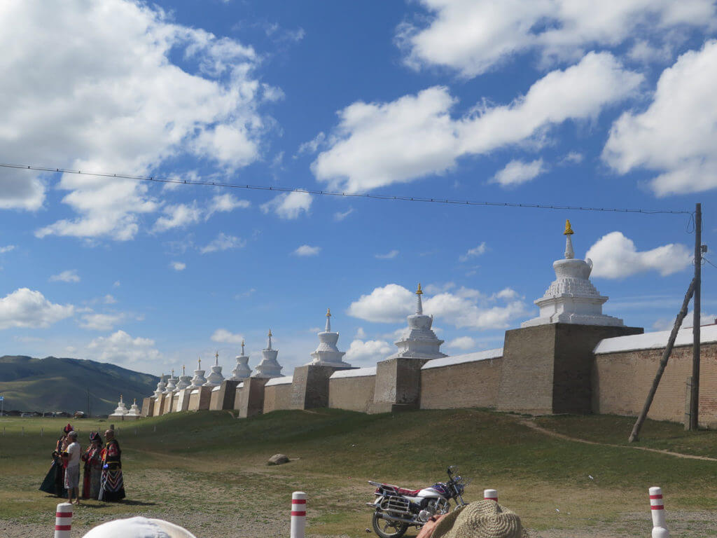 Stupas, Außenmauer Kloster Erdene Zuu, blauer Himmel mit weisse Wolken