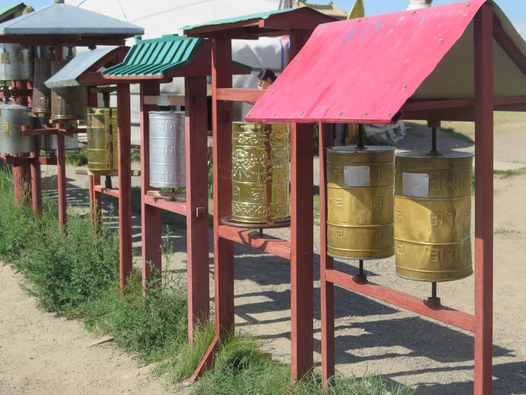Gebetsmühlen in verschiedene Farben im Kloster Erdene Zuu