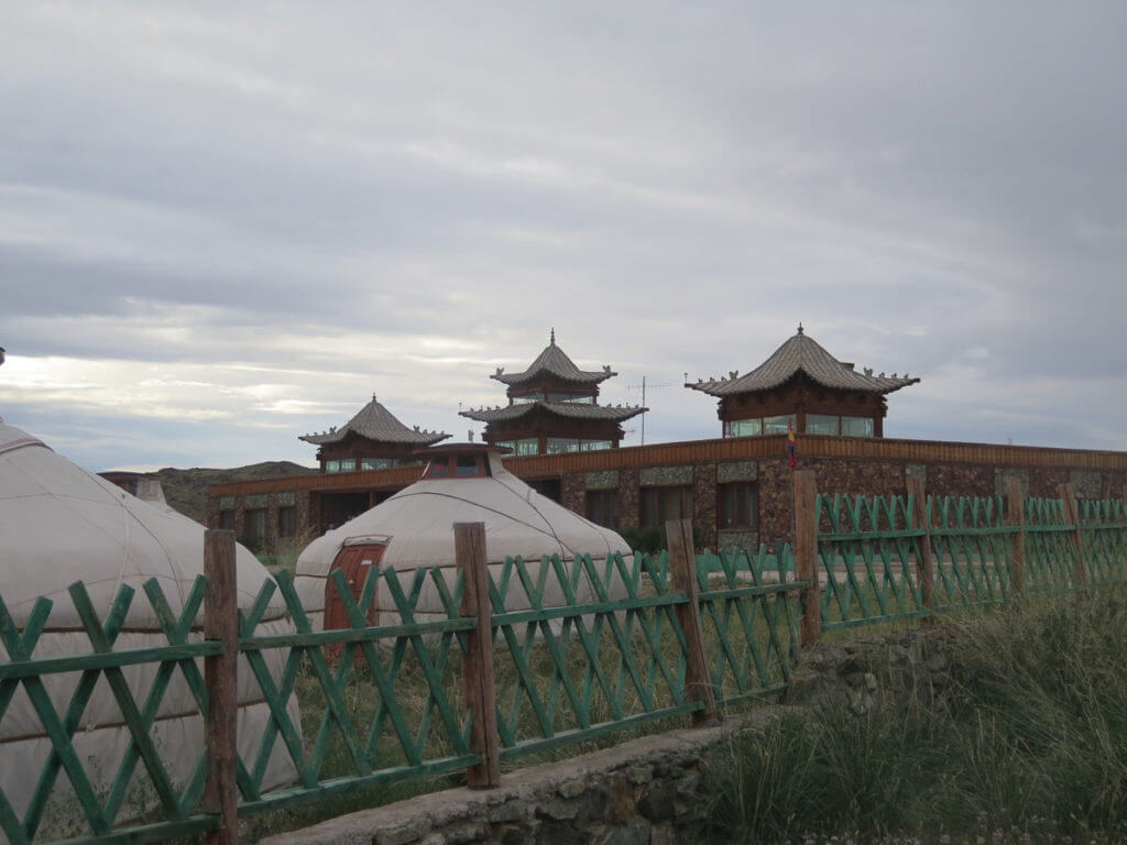 Camp Secret of Ongi Hauptgebäude mit chinesische Türme, vorne Jurten und ein Zaun