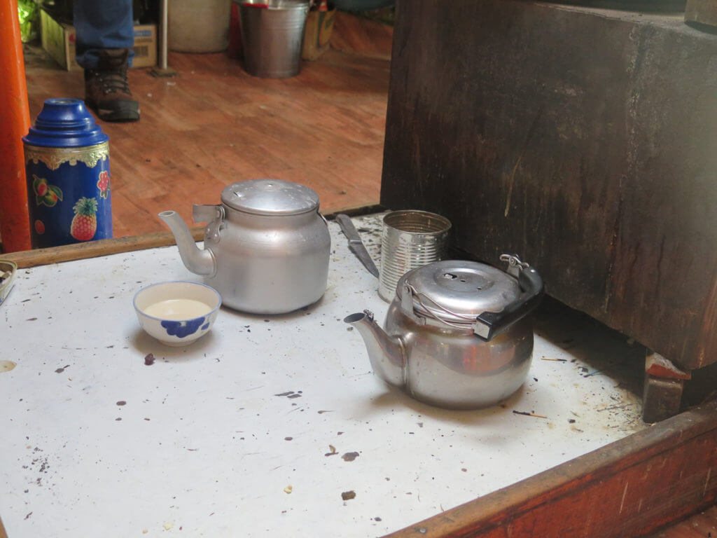 Teekannen aus Metall und Milch bei Nomaden in der Mongolei