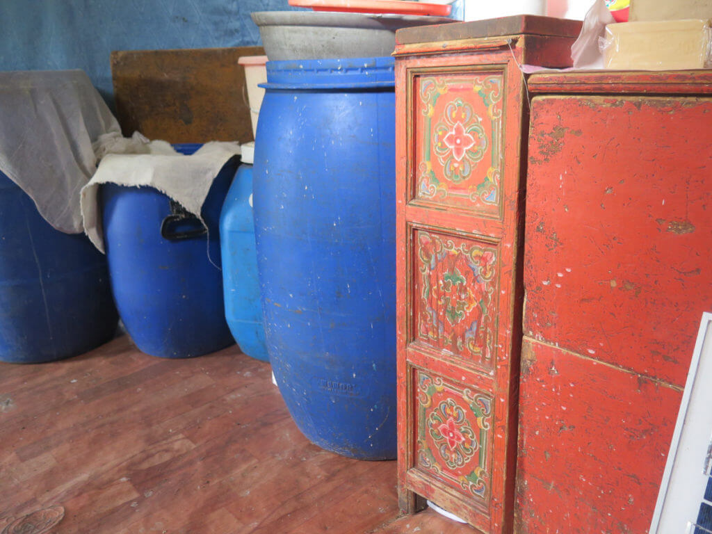 Blaue Tonnen und Orangefarbene traditionelle mongolische Möbel