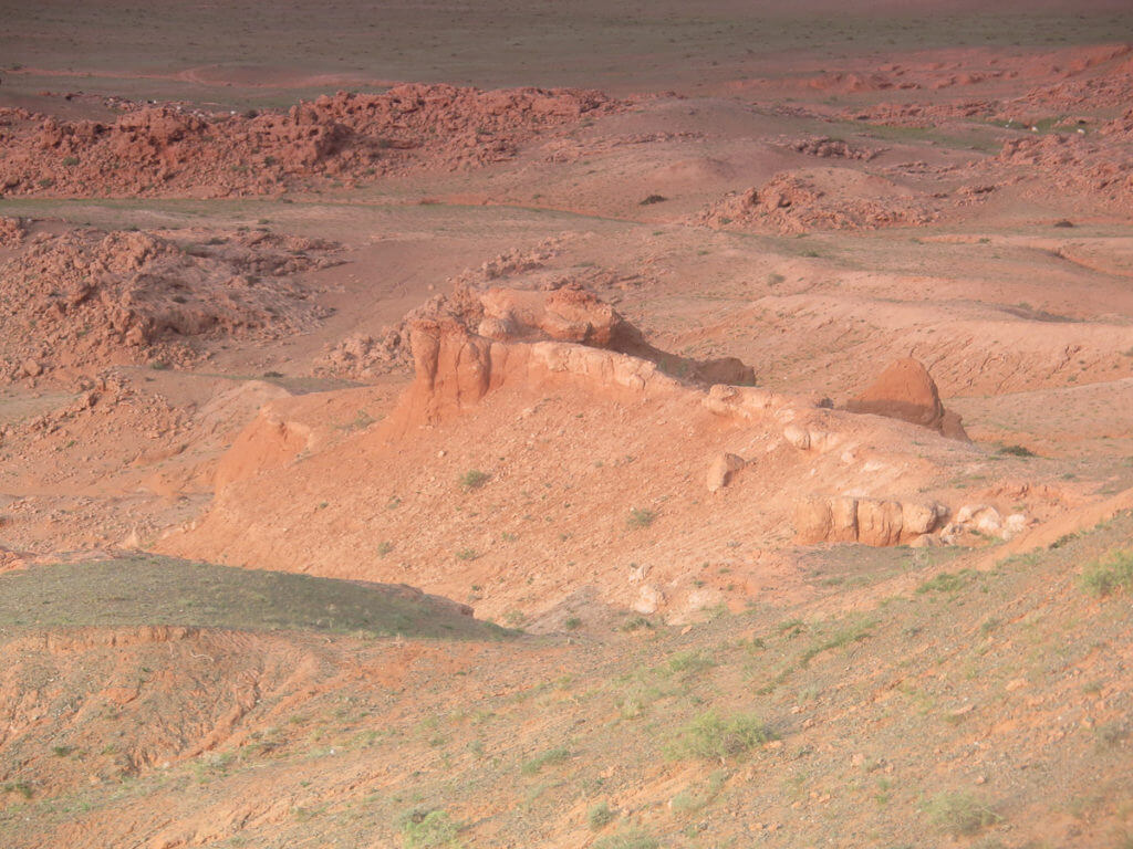 Rote Klippen Bayanzag in der Mongolei