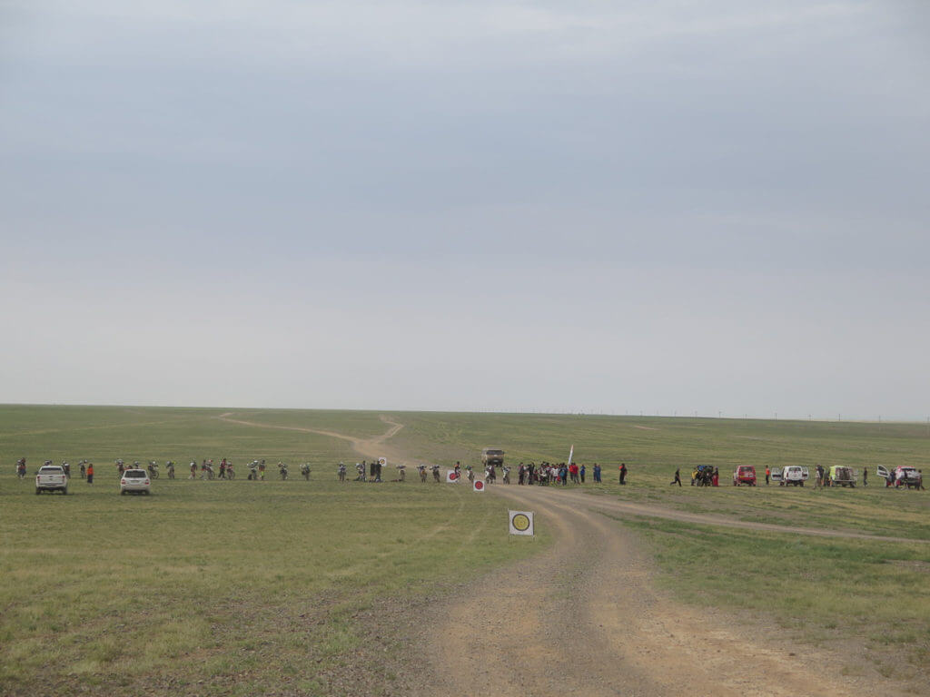 Ralley in der Mongolei, Motorräder aufgereiht für den Start