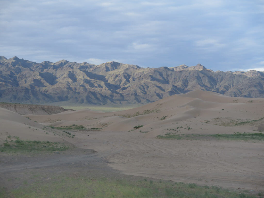 Wüste Gobi Sanddünen Khongoryn Els und Berge im Hintergrund