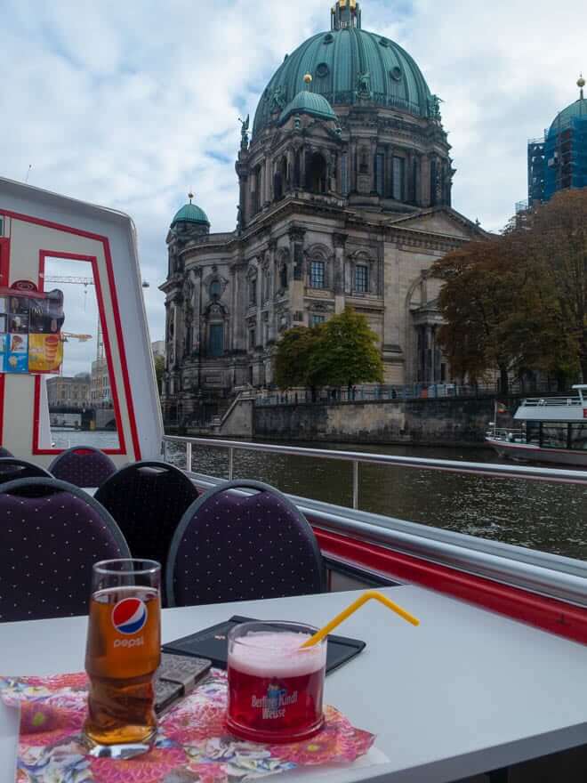 Berliner Dom , im Vordergrund Tisch mit Berliner Weisse in rot