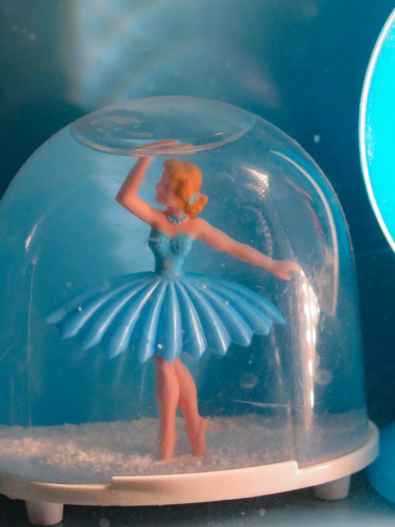 Ballerina in Schneekugel, blaues Kleid