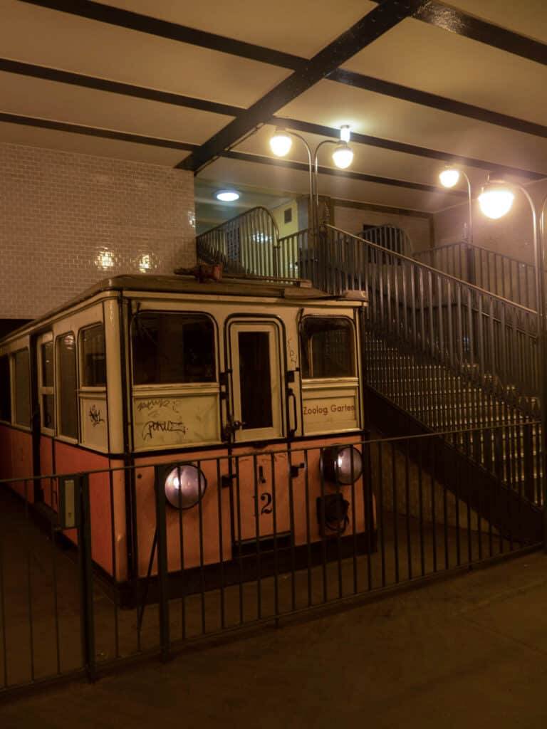 alter Triebwagen zur Schau U-Bahn Klosterstraße, neben Treppe