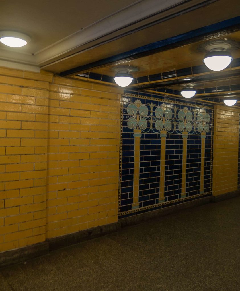 U-Bahn Klosterstraße, gelbe und blaue Kacheln mit Babylonische Palmen