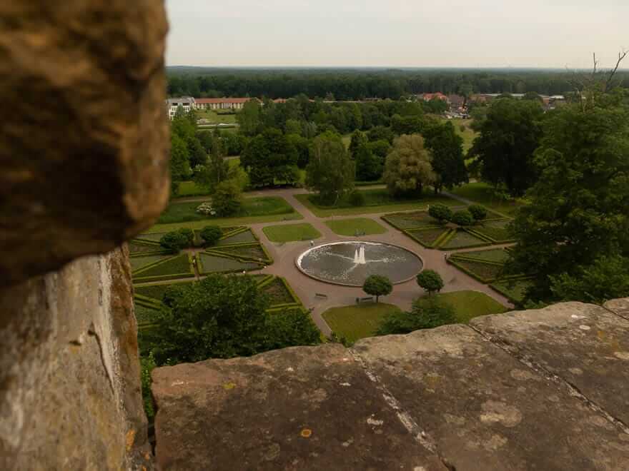 Blick vom Pulverturm Burg Bentheim auf Schlosspark mit Brunnen