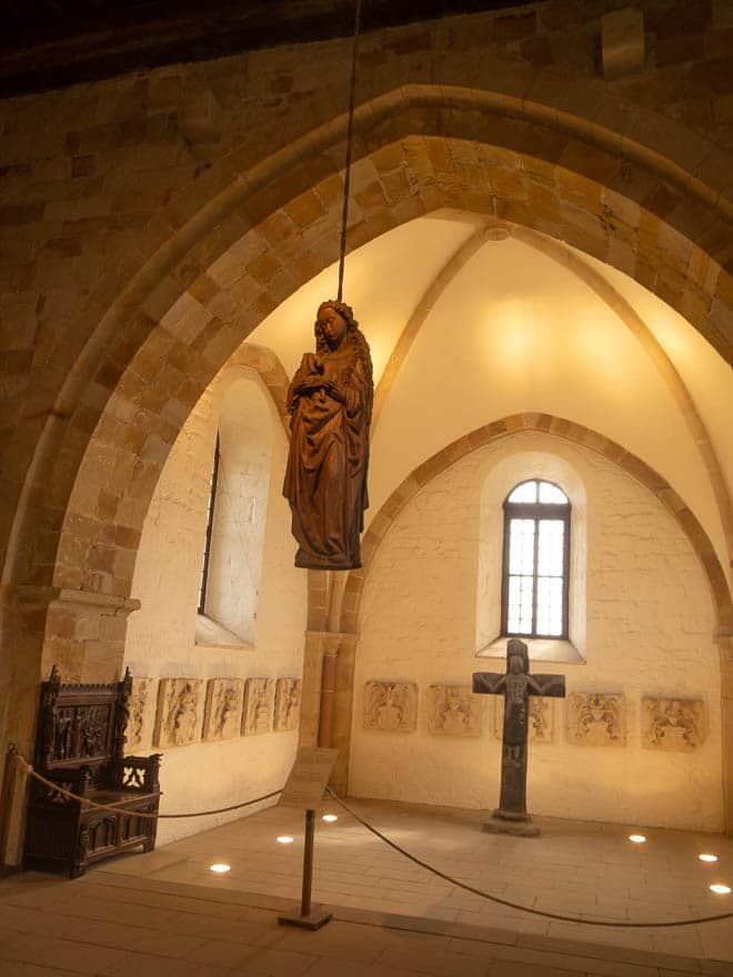 Kircheninnenraum Burg Bentheim Maria hängend von der Decke, im Hintergrund ein Kreuz