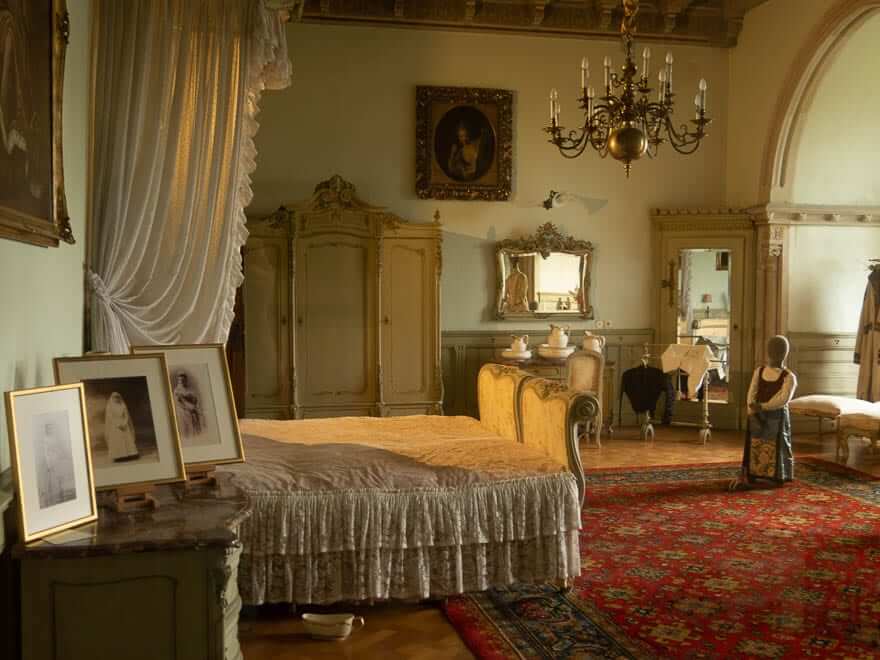 Schlafzimmer Burg Bentheim alles in Weiß und Cremefarben.