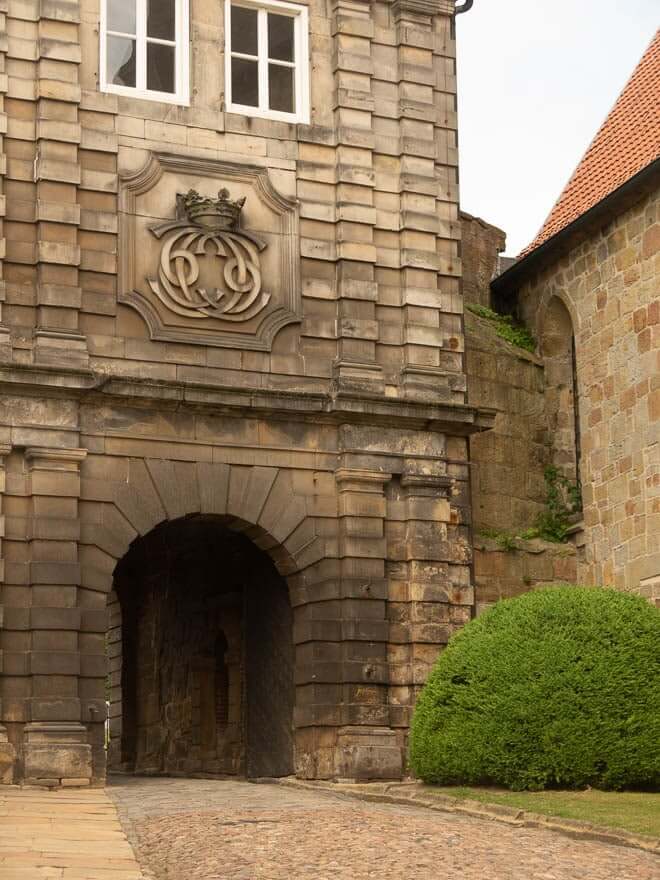 Eingangstor Burg Bentheim aus Sandstein mit Wappen