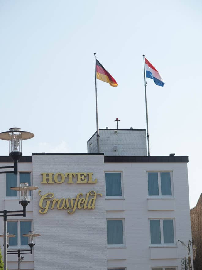 Hotel Grossfeld vorderansicht mit deutsche und niederländische Fahne auf dem Dach