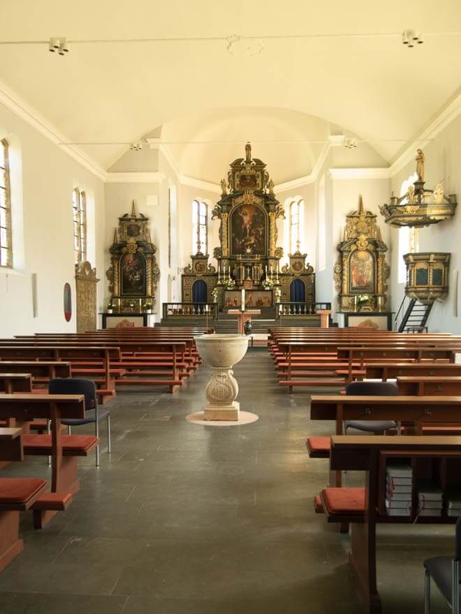 Kirche Bentheim innen mit Altar Taufbecken, hell und weiß