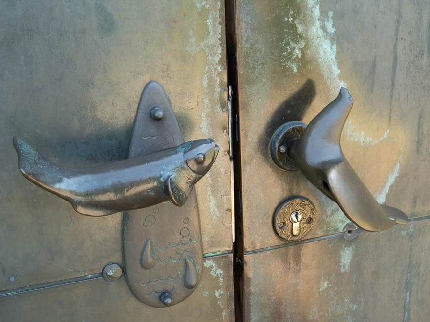 Detail Kirchenklinke (Fisch und Taube)