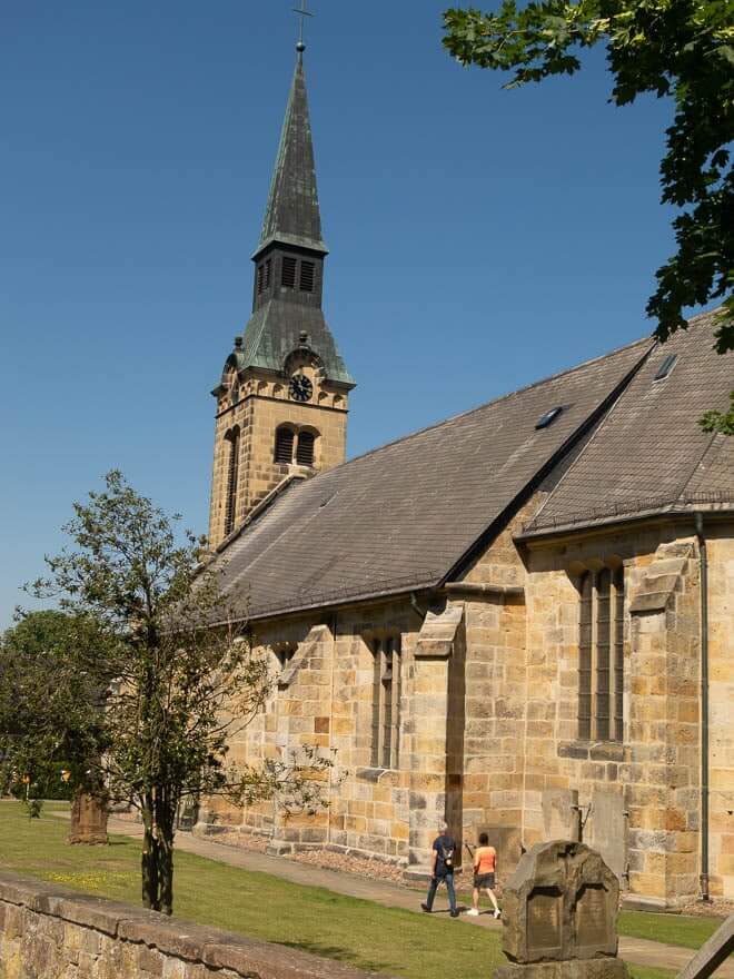 Kirche mit Turm blauer Himmel