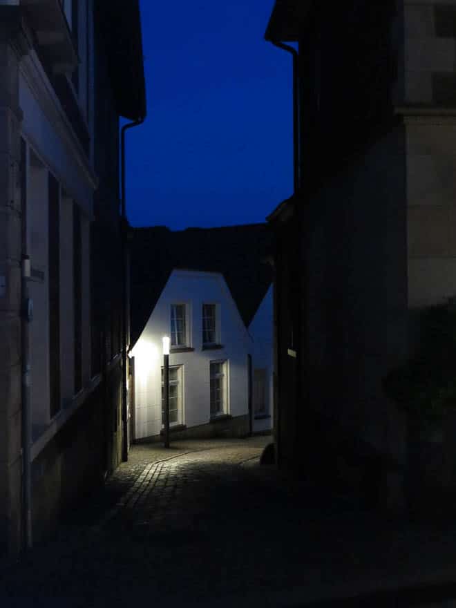 Straße in Bad Bentheim abends im dunkeln
