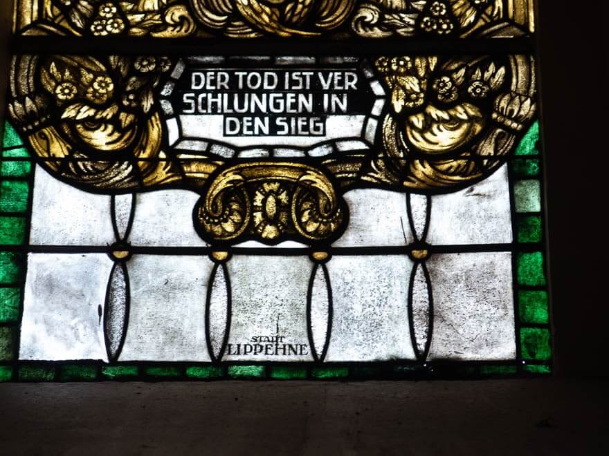 Glasfenster Kirche Lippehne mit Text ' Der Tod ist verschlungen in den Sieg'