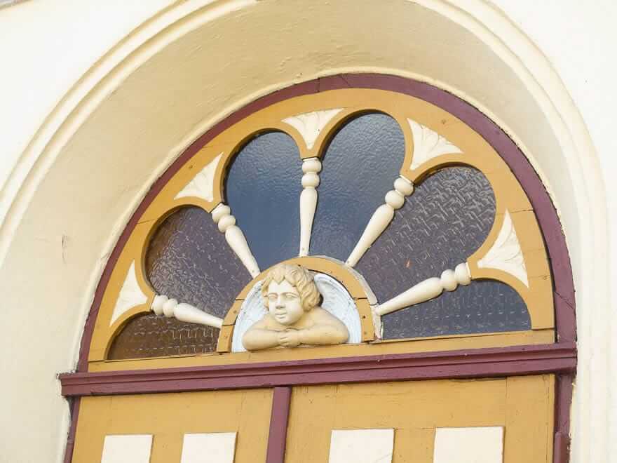 Detail von Tür Oberlicht Schule Lippehne