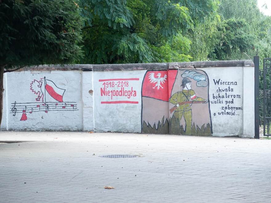 Wandmalerei in Polen bei einer Schule , Militär mit Gewehr und Musiknoten, Polnische Fahne